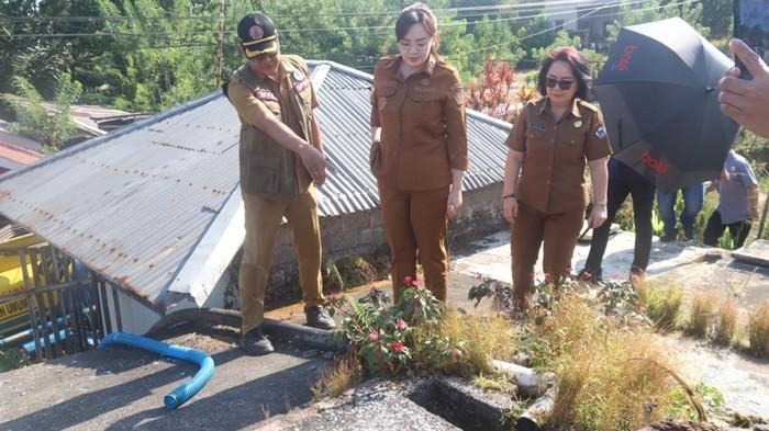 Wakil Wali Kota Tomohon Sendy Rumajar tinjau penyaluran air bersih 3