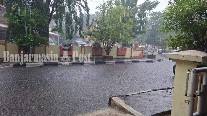 HUJAN DERAS- Hujan deras mengguyur Kota Amuntai Kabupaten Hulu Sungai Utara (HSU), Kalimantan Selatan, Senin (7/9/2026).