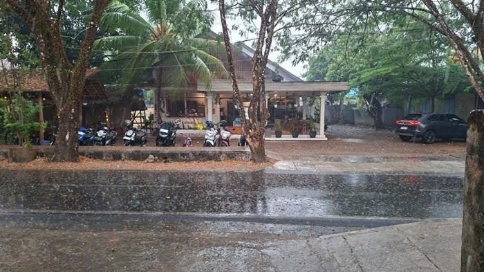 DIGUYUR HUJAN - Hujan terjadi di wilayah Kandangan Kota disertai angin kencang, sekitar pukul 15.39 Wita, Senin (7/9/2026).