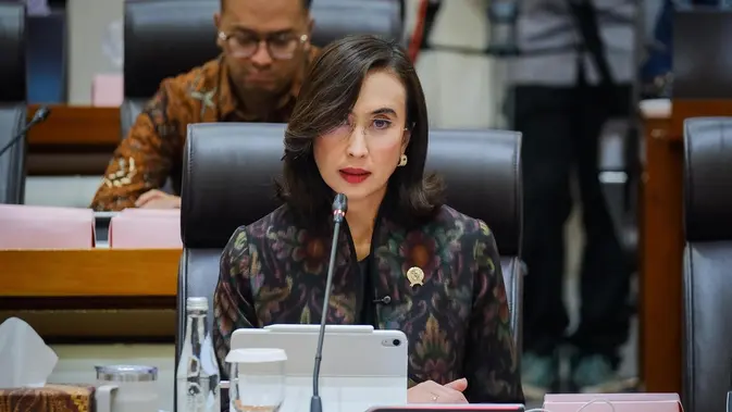 Menteri Pariwisata (Menpar) Widiyanti Putri Wardhana menghadiri rapat kerja Kementerian Pariwisata dengan Komisi VII DPR RI tentang dampak konflik Timur Tengah pada sektor pariwisata Indonesia. (dok. Biro Komunikasi Publik Kemenpar)