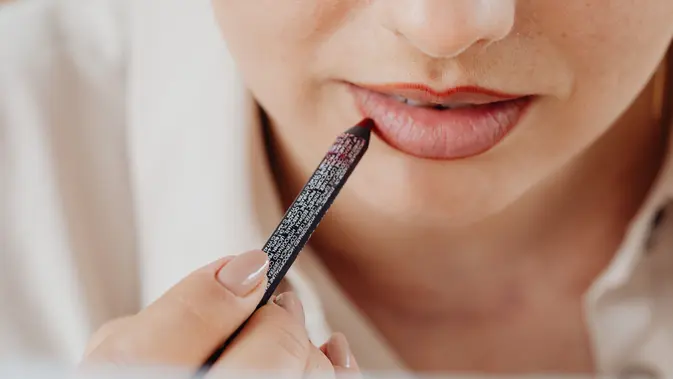 Sebelum prosedur, dokter akan mengevaluasi anatomi bibir dan menentukan titik injeksi sesuai bentuk serta hasil yang diinginkan. (Foto/Dok: Pexels)