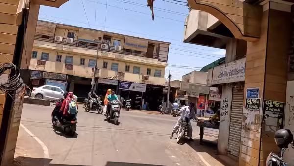 Madhapar has paved roads, schools, colleges, hospitals, parks and 17 banks. Madhapar has paved roads, schools, colleges, hospitals, parks and 17 banks.