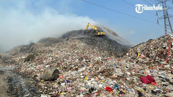 PEMADAMAN API - Situasi di TPA Putri Cempo Solo pada Senin (7/9/2026). BPBD Kota Solo mengatakan, selama 6 hari kebakaran TPA Putri Cempo, petugas gabungan telah mampu menjinakkan sekitar 50 persen luasan area kebakaran. Setidaknya kondisi blok C gunungan sampah TPA Putri Cempo yang sempat terbakar telah mampu dijinakkan.