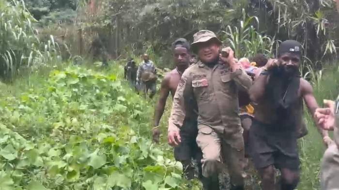 TEMBAK BOCAH - Evakuasi anak perempuan korban penembakan di Tembagapura. Diduga pelakukan OPM pimpinan Guspi Waker.