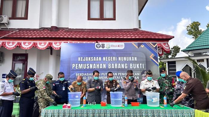 Kepala Kejaksaan Negeri Nunukan Burhanuddin bersama jajaran