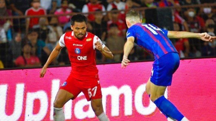Saddil Ramdani berduel dengan pemain Johor Darul Takzim (JDT) di Liga Malaysia