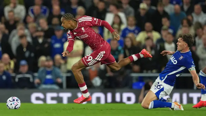 Pemain Liverpool Bradley Barcola (kiri) berebut bola dengan pemain Ipswich Town Dara O'Shea dalam laga Premier League Inggris antara Ipswich vs Liverpool di Ipswich, Inggris, Jumat, 4 September 2026. (AP Photo/Dave Shopland)