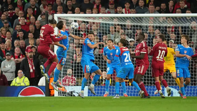 Di paruh kedua, Llorente kembali menjadi momok dengan gol keduanya yang membuat skor imbang. Namun, kemenangan Liverpool akhirnya dipastikan di masa tambahan waktu lewat sundulan kapten mereka, Virgil van Dijk. (AP Photo/Jon Super)