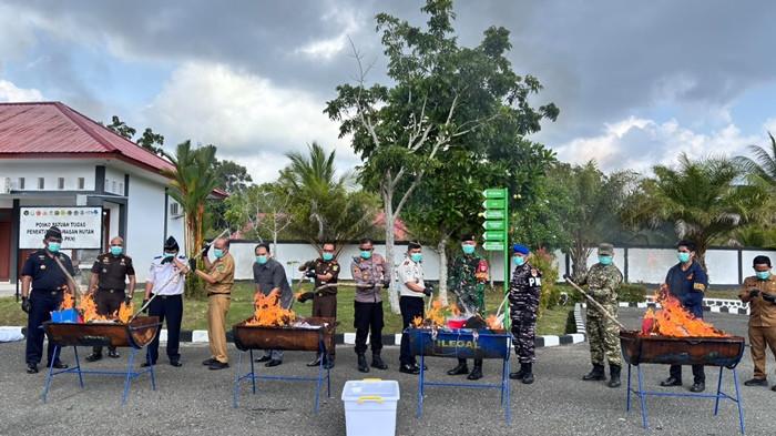 PEMUSNAHAN BARANG BUKTI - Kepala Kejaksaan Negeri Nunukan Burhanuddin bersama jajaran saat melakukan pemusnahan barang bukti dari 56 perkara tindak pidana umum yang telah berkekuatan hukum tetap (inkracht), di halaman Kantor Kejari Nunukan, Selasa (8/9/2026). Setelah 56 perkara dinyatakan telah berkekuatan hukum tetap, Kejari Nunukan musnahkan sabu dan ratusan barang bukti hari ini di Nunukan. (TribunKaltara.com/Fatimah Majid)