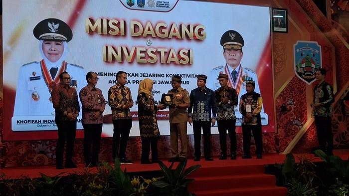 MISI DAGANG - Gubernur Kaltara, Zainal Arifin Paliwang bersama Gubernur Jawa Timur, Khofifah Indar Parawansa di sela pembukaan kegiatan Misi Dagang dan Investasi Jawa Timur-Kalimantan Utara, Selasa (8/9/2026). TRIBUNKALTARA.COM/ANDI PAUSIAH