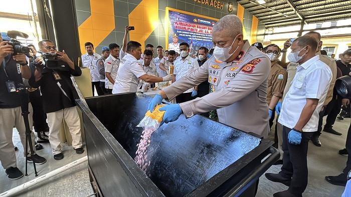 SERAMBINEWS.COM/RIANZA ALFANDIMUSNAHKAN BARANG BUKTI – Wakapolda Aceh, Brigjen Pol Ari Wahyu Widodo, memimpin langsung pemusnahan barang bukti narkotika di Aula Meuligoe Polda Aceh, Selasa (8/9/2026).