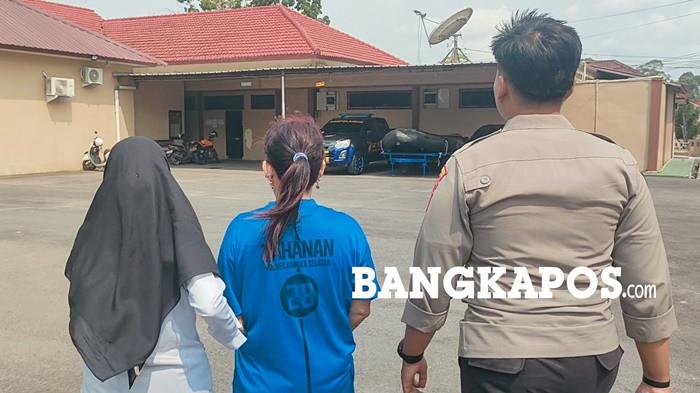 DIGIRING POLISI -- NY (47) alias Liput, warga Kelurahan Teladan ketika digiring petugas menuju Ruang Satreskrim Polres Bangka Selatan, Selasa (8/9/2026). NY diamankan polisi setelah diduga melakukan pencurian uang tunai milik bosnya.