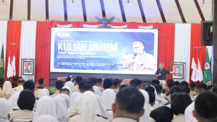 KULIAH UMUM - Rocky Gerung saat mengisi Kuliah Umum bertajuk  Tanah, Negara, dan Rakyat: Memaknai Kembali Transformasi Pelayanan Pertanahan dalam Perspektif Kebangsaan