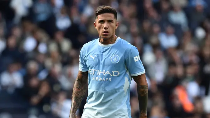 Enzo Fernandez lakoni debut bersama Manchester City saat menghadapi Coventry City di Liga Inggris 2026/2027, Sabtu (5/9/2026). (AFP/Peter Powell)