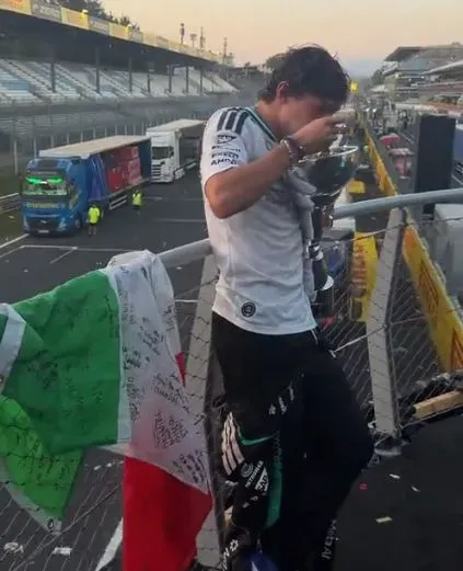 Unik! Menang di Monza, Kimi Antonelli Makan Pasta dari Trofi Formula 1