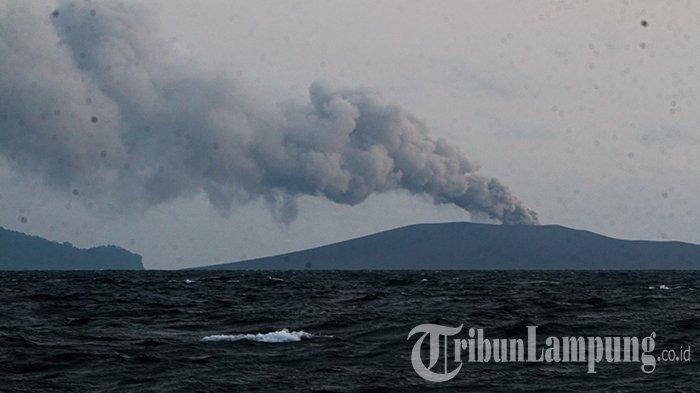 Kondisi Gunung Anak Krakatau saat erupsi terlihat jelas dari Pulau Sebesi, Rajabasa, Lampung Selatan 
