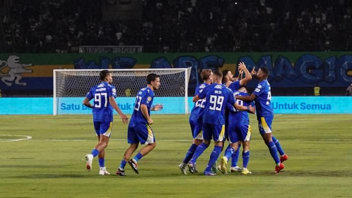 MERAYAKAN GOL - Pemain Persib Bandung merayakan gol dari Patricio Matricardi dalam laga pekan pertama Super League 2026/2027 melawan PSM Makassar di Stadion Gelora Bandung Lautan Api (GBLA), Kota Bandung, Jawa Barat, pada Minggu (6/9/2026) malam. Persib menang 3-1.