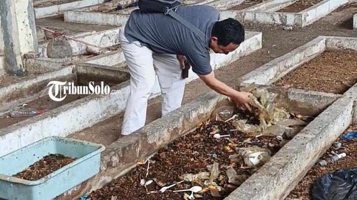 ‎URAI SAMPAH ORGANIK - Hartanto, pengelola sampah organik menunjukkan maggot hasil budidaya Black Soldier Fly (BSF) di Tempat Pembuangan Akhir (TPA) Winong, Boyolali, Jawa Tengah, Selasa (8/9/2026). Sampah sisa makanan dan berbagai limbah organik dari masyarakat dikumpulkan untuk kemudian diolah menjadi pakan maggot. Dari proses itu, lahir dua produk yang memiliki nilai ekonomi, yakni maggot dan kasgot.