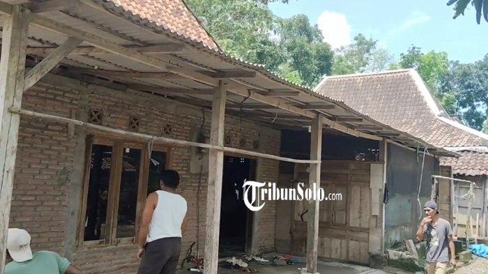RUMAH DUKA - Potret rumah duka pelajar kelas VIII SMPN 2 Sumberlawang di Dukuh Gulan, Desa Jati, Kecamatan Sumberlawang, Kabupaten Sragen, Rabu (8/4/2026). Ia tewas diduga akibat perkelahian di kamar mandi sekolah. (TribunSolo.com/Mardon Widiyanto)