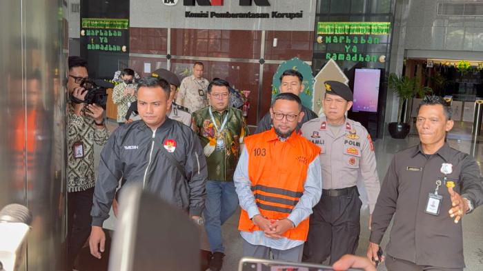 ALIRAN DANA - Komisi Pemberantasan Korupsi (KPK) menahan Ishfah Abidal Aziz (IAA) alias Gus Alex (GA), mantan Staf Khusus Menteri Agama (Menag) Yaqut Cholil Qoumas (YQC), usai menjalani pemeriksaan sebagai tersangka dugaan korupsi kuota haji sejak Selasa (17/3/2026) pagi. Gus Alex mengungkap sejumlah aliran dana.