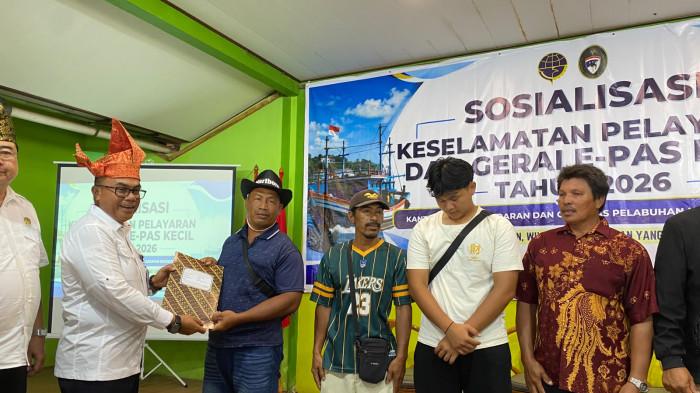 Kepala KSOP Batam, Takwim menyerahkan sertifikat e-pas kecil kapal ke nelayan 