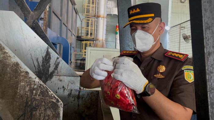 Kajari Batam, I Wayan Wiradarma pimpin pemusnahan barang bukti pidana dari 409 perkara di Desa Air Cargo, Kabil, Nongsa, Kota Batam, Selasa (8/9/2026)