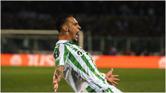 SELEBRASI BETIS - Pemain penyerang-sayap Real Betis, Antony, merayakan gol ke gawang Fiorentina pada pertandingan leg kedua semifinal Liga Konferensi Eropa di Stadion Artemio Franchi, Jumat (9/5/2025). (Instagram Betis - 9/5/2025)