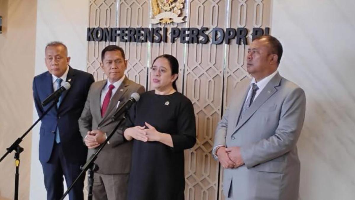 GAJI TUNJANGAN RUMAH DPR - Ketua DPR RI Puan Maharani bersama para wakil ketua DPR Saan Mustopa, Adies Kadir, dan Cucun Ahmad Syamsurijal saat jumpa pers di Senayan, Jakarta (21/8/2025), dalam jumpa pers di komplek Parlemen, Senayan, Jakarta, Kamis (21/8/2025). Puan menanggapi kritik publik terkait tunjangan rumah anggota DPR sebesar Rp50 juta per bulan.