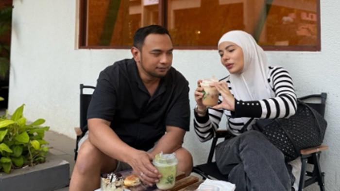 KOMENTAR DI UTAS -- Potret keharmonisan Meisya Siregar dan Bebi Romeo kembali mencuri perhatian publik secara jenaka. Berawal dari utasan akun @novi_inah26 yang mencari penyanyi ber-fee Rp100 juta, Meisya tanpa gengsi langsung menawarkan sang suami di kolom komentar.
