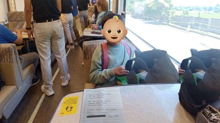 VIRAL  DI MEDSOS - Foto Hasbi, bocah berusia 9 tahun yang naik kereta api sendirian hanya dibekali ibunya sepucuk surat viral di media sosial, Selasa (7/9/2026).