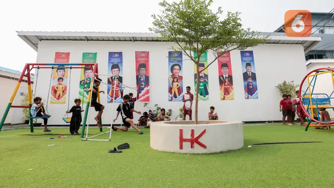 Anak-anak bermain di taman yang tersedia di kawasan Hunian Sementara (Huntara) di Jalan Kramat Raya, Jakarta, Selasa (8/9/2026). Fasilitas tersebut dapat dimanfaatkan warga untuk mendukung aktivitas sehari-hari di lingkungan hunian. (KLY/Budy Santoso)