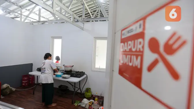 Warga memanfaatkan dapur bersama di Hunian Sementara (Huntara) di Jalan Kramat Raya, Jakarta, Selasa (8/9/2026). Fasilitas tersebut telah dapat digunakan warga untuk memenuhi kebutuhan sehari-hari. (KLY/Budy Santoso)