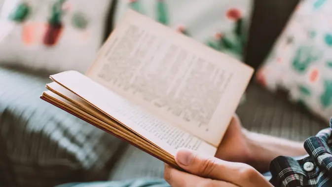 Ilustrasi membaca, buku, kumpulan hadis. (Foto oleh Lisa Fotios: Pexels)