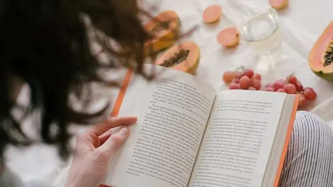 Ilustrasi Membaca Buku Credit: pexels/RFStudio
