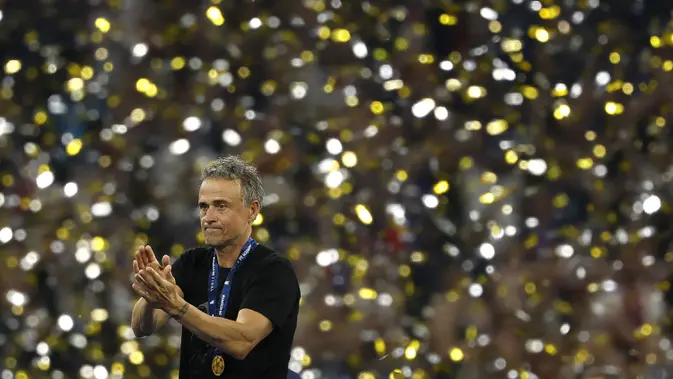 Pelatih PSG, Luis Enrique saat penyerahan trofi Liga Champions 2024/2025 setelah timnya berhasil mengalahkan Inter Milan dalam laga final yang berlangsung di Allianz Arena, Munchen, Jerman, Minggu (01/06/2025) dini hari WIB. (AFP/Odd Andersen)