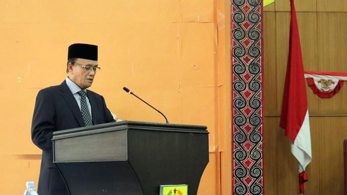 menyampaikan Nota Jawaban atas pemandangan umum fraksi DPRD
