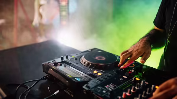 No DJ (Canva) No DJ