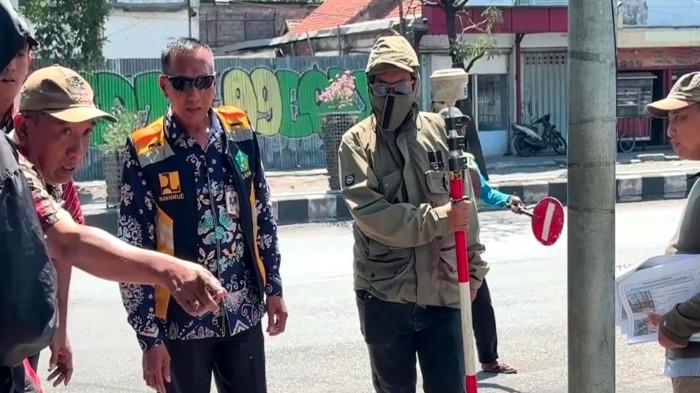 PENGUKURAN  - Petugas Pemkab Sidoarjo dan BPN mulai melakukan pengukuran lahan terdampak pembangunan Flyover Gedangan, Selasa (8/9/2026). Proses pembebasan terus dikebut, ditargetkan selesai di akhir 2026.