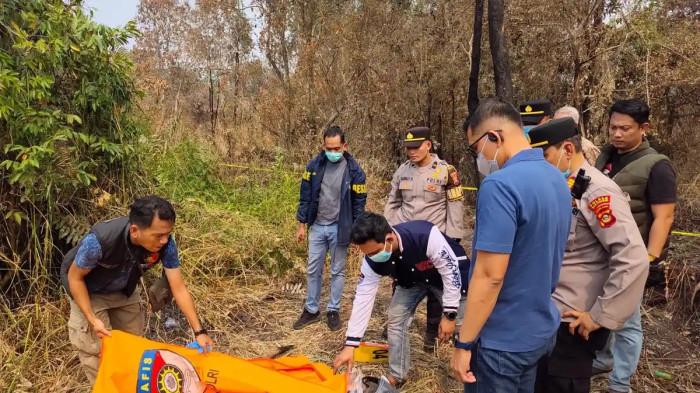 OLAH TKP - Polisi saat melakukan olah tempat kejadian ditemukannya kerangka manusia Perumahan Amanah, Kelurahan Keramat Raya, Kecamatan Talang Kelapa, Kabupaten Banyuasin, Minggu (6/9/2026) kemarin. 