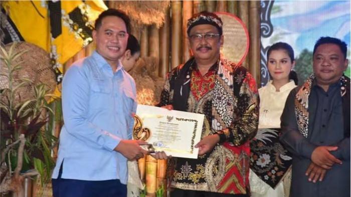 2SUKABUMI -  Bupati Sukabumi H Asep Japar memberikan apresiasi