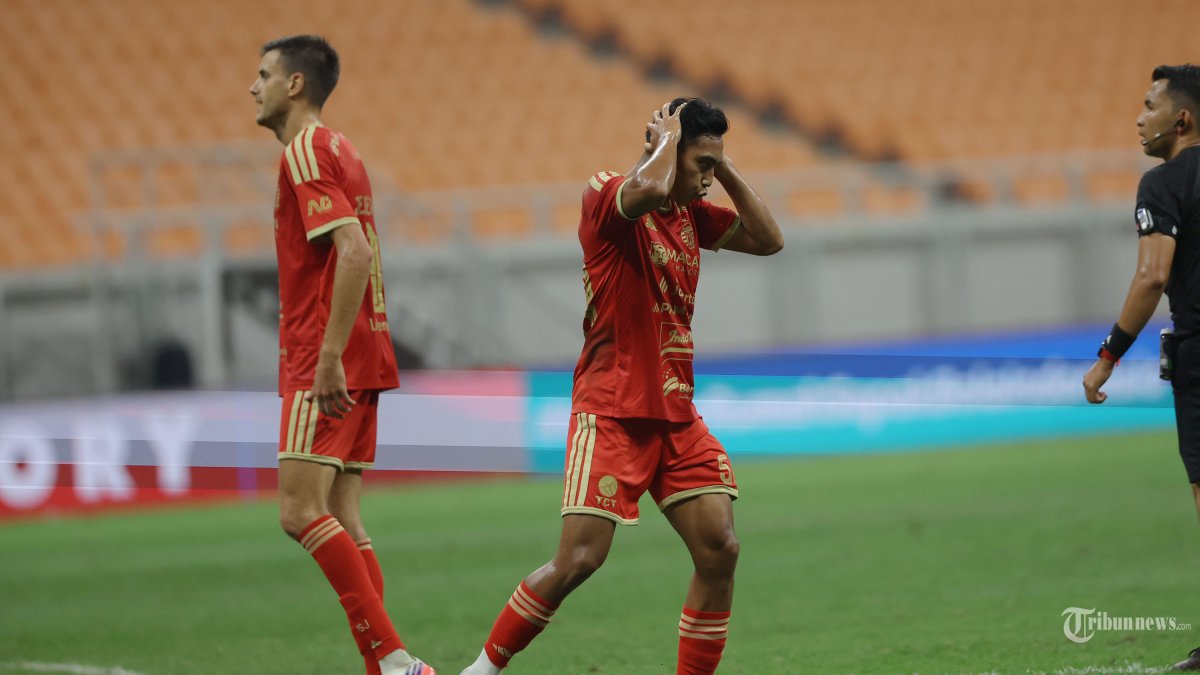 MENANG TELAK - Ekspresi kekecewaan pesepak bola Persija, Rayhan Hannan (tengah) usai gagal mencetak gol saat melawan Brisbane Roar FC pada pertandingan persahabatan internasional di Jakarta International Stadium (JIS), Jakarta, Sabtu (29/8/2026). Persija Jakarta menang atas Brisbane Roar FC dengan skor akhir 4-0. Difoto menggunakan Canon EOS R3. TRIBUNNEWS/HERUDIN