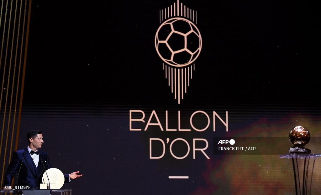 Pemain depan Bayern Munich Polandia Robert Lewandowski berbicara di atas panggung setelah dianugerahi Striker of the Year 2021 selama upacara penghargaan Ballon d'Or France Football 2021 di Theater du Chatelet di Paris pada 29 November 2021. Berikut jadwal acara penganugerahan Ballon d'Or 2022. FRANCK FIFE / AFP