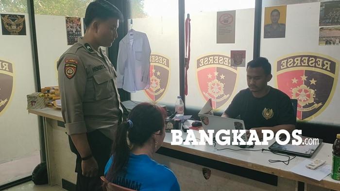DIPERIKSA -- NY (47) alias Liput, warga Kelurahan Teladan saat menjalani pemeriksaan di  Ruang Satreskrim Polres Bangka Selatan, Selasa (8/9/2026). NY diamankan polisi setelah diduga melakukan pencurian uang tunai milik bosnya.