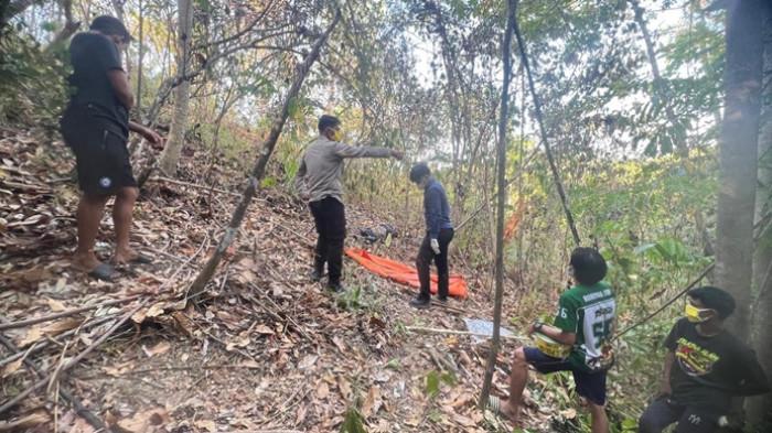 PENEMUAN MAYAT - Seorang pria ditemukan meninggal dunia di kawasan perkebunan Desa Mokoditek I, Kecamatan Bolangitang Timur, Kabupaten Bolaang Mongondow Utara (Boltara), Sulut pada Selasa (08/09/2026). Korban diketahui berjenis kelamin laki-laki dan ditemukan dalam kondisi membusuk.