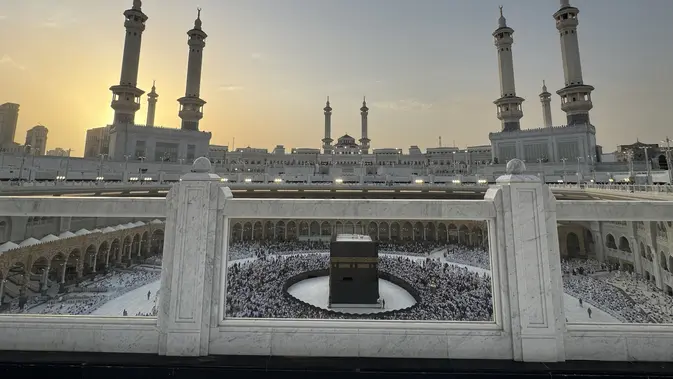 Jemaah melaksanakan tawaf di mataf Ka’bah, Masjidil Haram, Arab Saudi, Rabu, 17 Juni 2026. (dok. Media Center Haji) Jemaah melaksanakan tawaf di mataf Ka’bah, Masjidil Haram, Arab Saudi, Rabu, 17 Juni 2026. (dok. Media Center Haji)