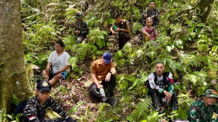 Bupati Sangihe Michael Thungari memantau kondisi kebakaran di Gunung Awu
