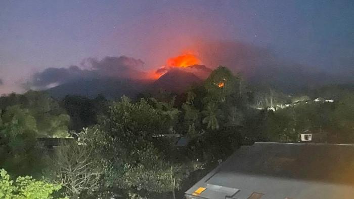 GUNUNG AWU TERBAKAR - Kebakaran di lereng Gunung Awu, Kabupaten Kepulauan Sangihe, Sulawesi Utara terpantau masih ada per Senin (7/9/2026). Pendakian direncanakan ditutup.