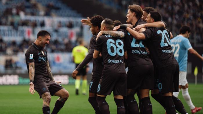 SELEBRASI - Pemain Napoli merayakan gol yang dicetak ke gawang Lazio. Napoli tampil efektif saat menaklukkan Lazio dengan skor 2-0 pada pekan ke-17 Liga Italia di Stadion Olimpico, Minggu (4/1/2026).