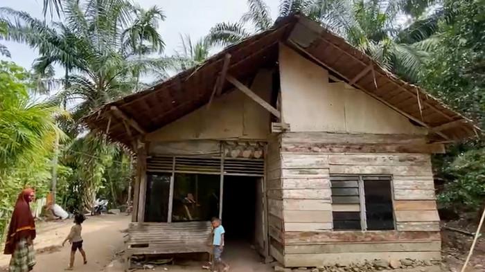 RUMAH KATRATUNIDA SEBELUM DIREHAB OLEH JAJARAN TNI_2