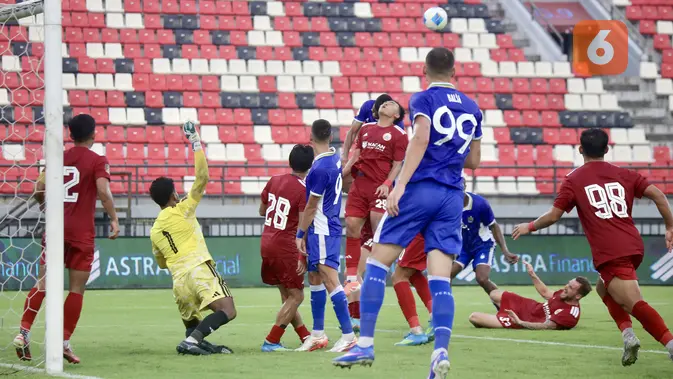 Pemain Persib Bandung berusaha mengancam gawang Persija Jakarta dalam laga semifinal Piala Presiden 2026 di Stadion Kapten I Wayan Dipta, Gianyar, Bali, Selasa (4/8/2026). Kiper Persija, Muhamad Aqil Savik, sigap mengantisipasi ancaman para pemain Maung Bandung pada pertandingan yang berlangsung sengit. Persib akhirnya meraih kemenangan 2-1 untuk memastikan tiket ke partai final Piala Presiden 2026. (Bola.com/Alit Binawan)